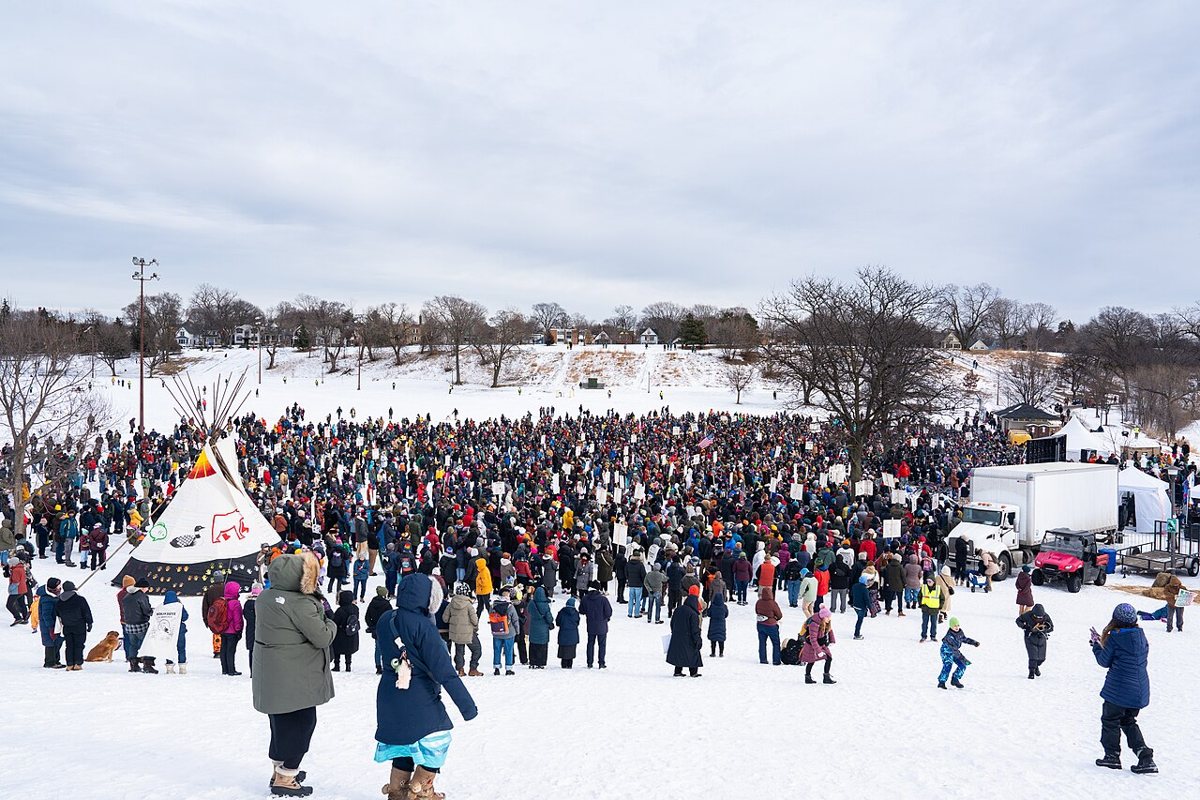 The lake path and open lawns at Powderhorn Park