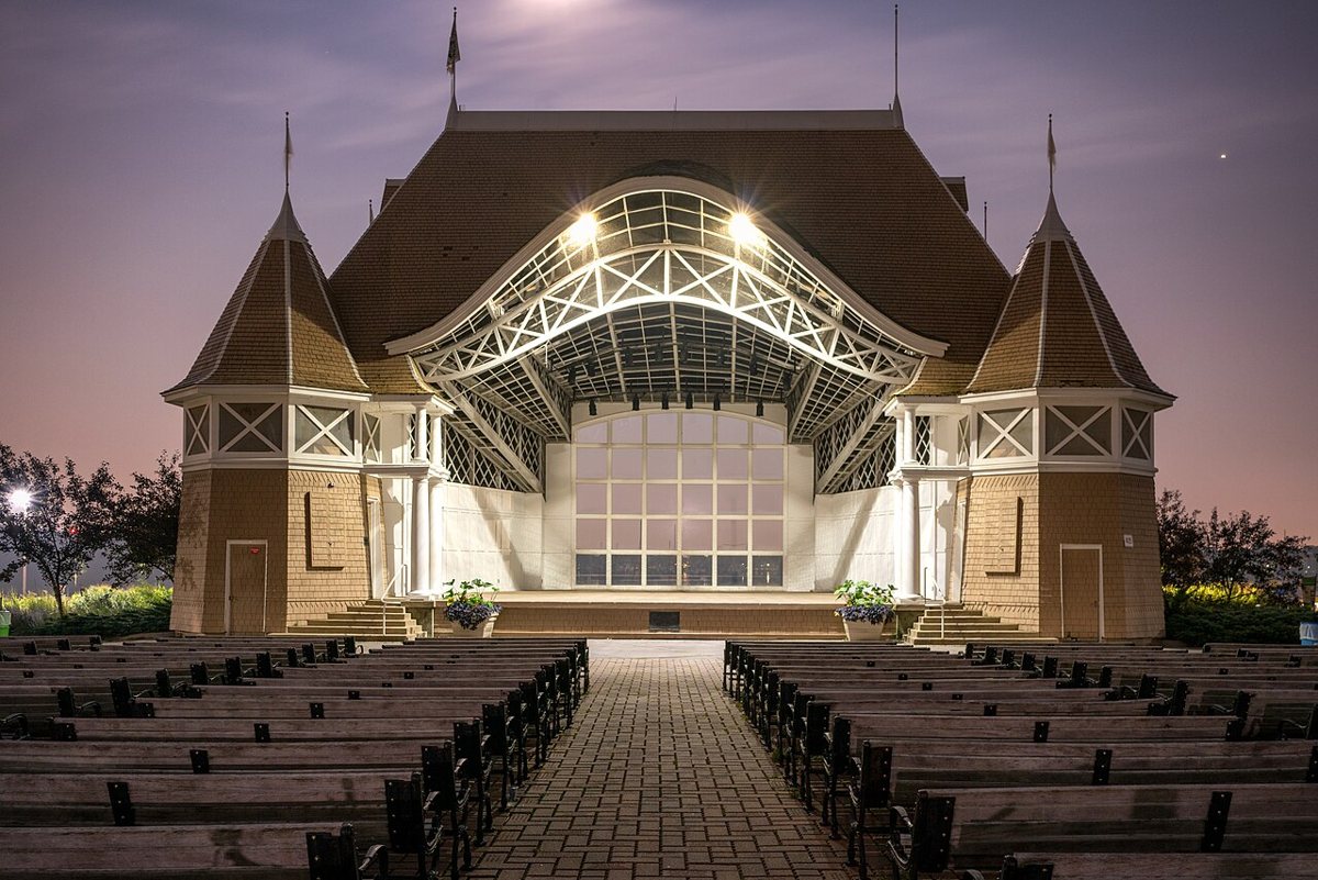 Lake Harriet Bandshell in spring